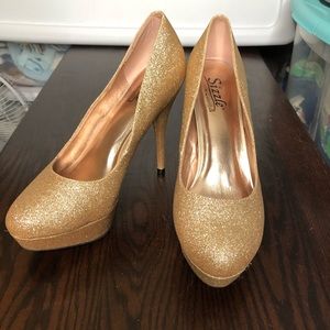 Gold sparkly pumps